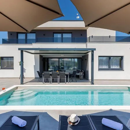 Villa Ana - Svetvincenat By Guide Jursici